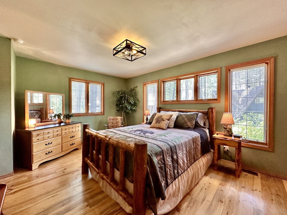 Blue Pine Forest Lodge 3 Bedroom Cabin