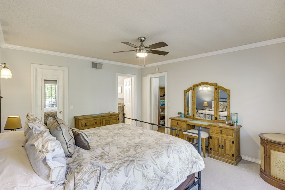 Golf & Swim: Country Club Condo in Palm Desert