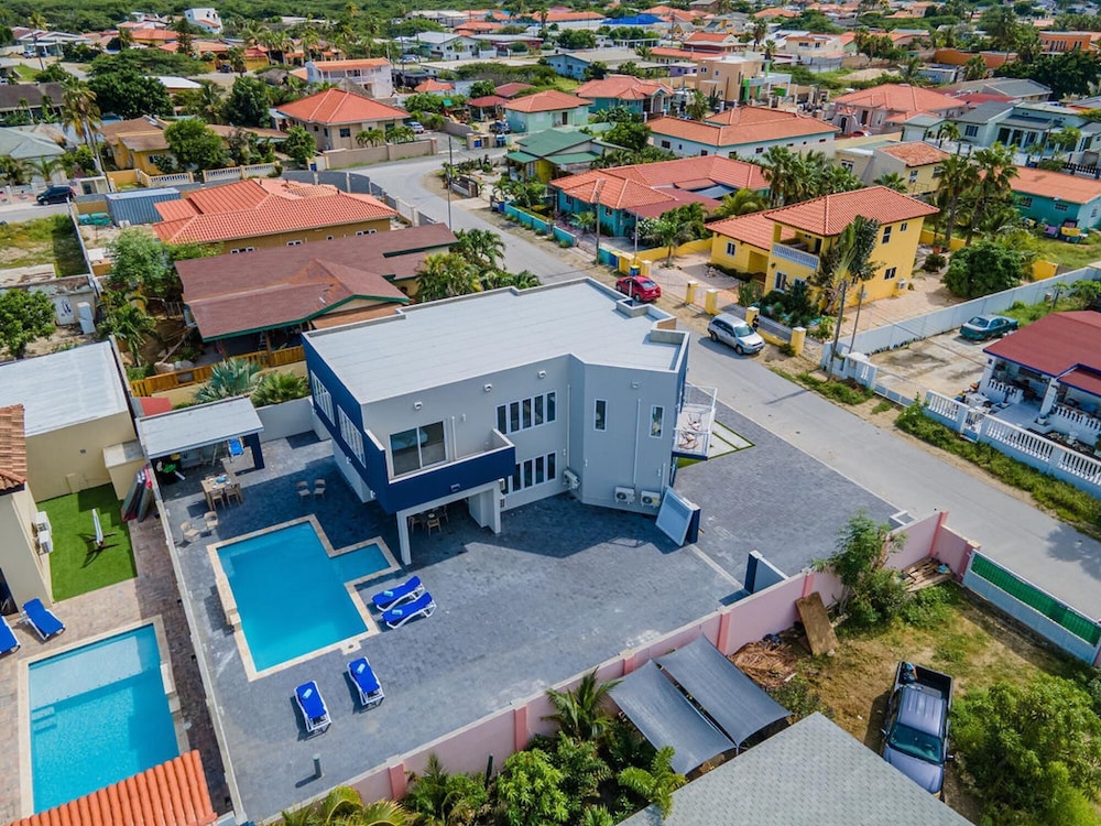 NEW 6 Bedroom Villa 2min Eagle Beach Palm Beach