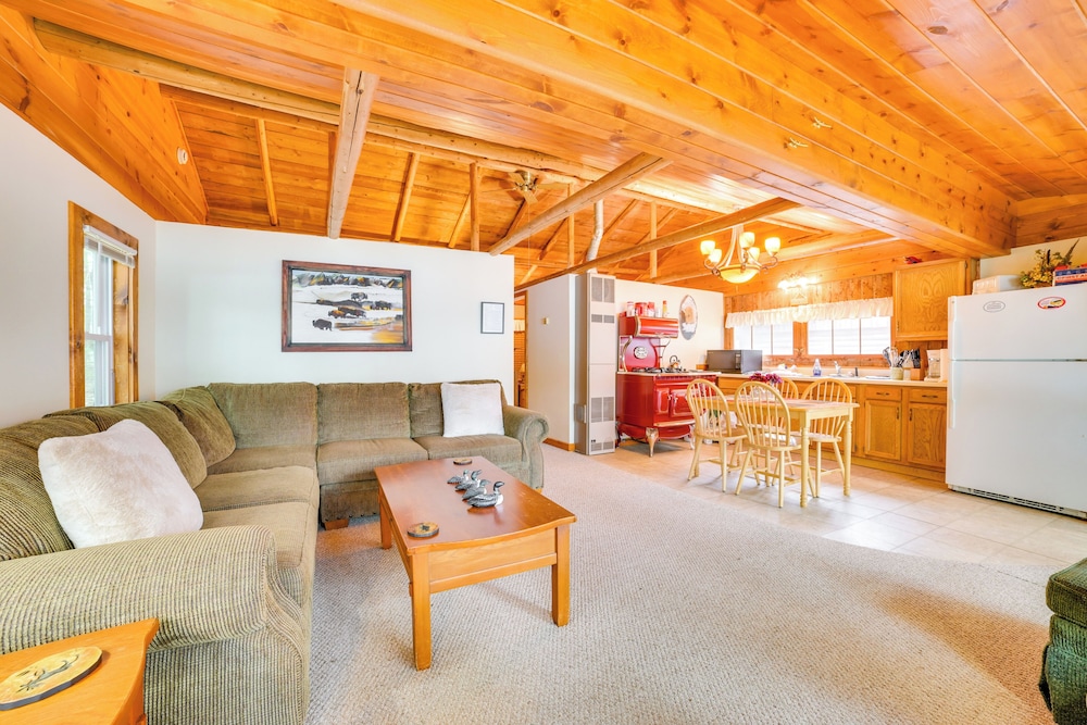 Steps to Lakefront: Dog-friendly Cabin in Levering