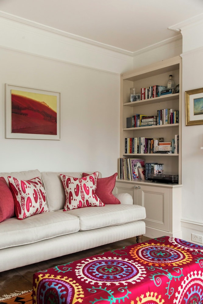 Albert Bridge Road II by Onefinestay