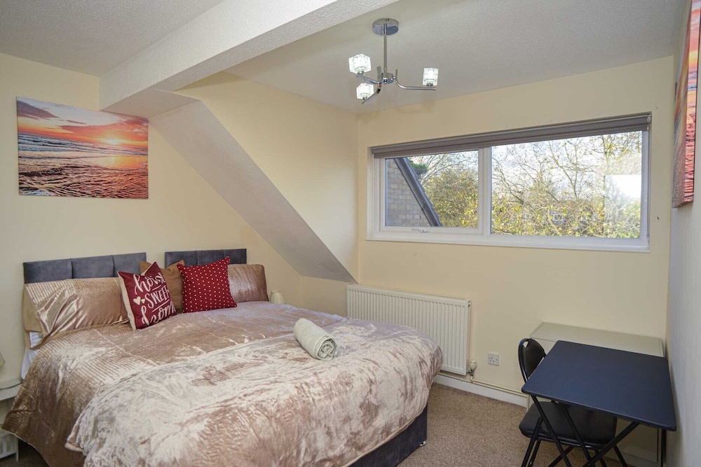 London's Calling U! A Lovely 2 Bedhome Sleeps 1-5!