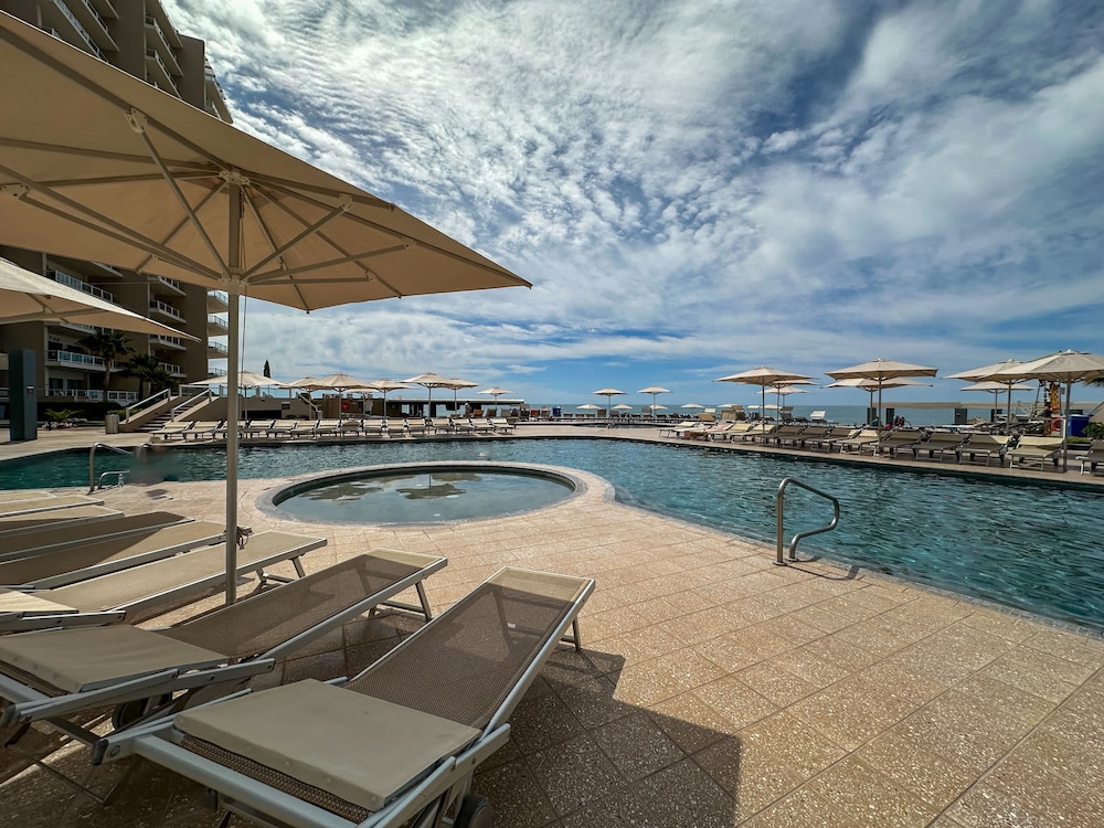 Luxury Ocean View Condo w Huge Deck