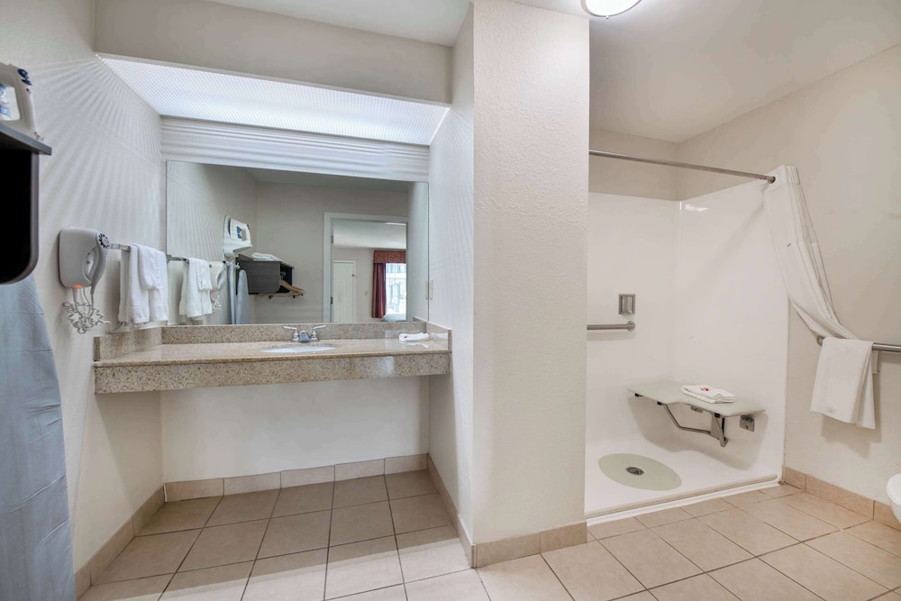 Macon Vacations - Motel 6  Macon, GA - I-475 - Property Image 11