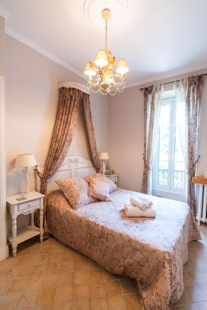 Charming 2 Bedroom apt in Central Cannes Walking Distance to Beaches Croisette and the Palais - 678