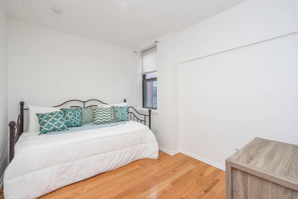 Perfect Downtown Apt w/ Free 2 Car Parking view 3