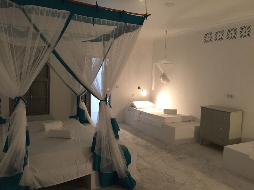 Modern Beach House, Excellent Beachfront, Private Chef, Pool view 3