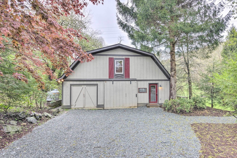 4 Mi to Boone: Converted Barn Duplex by Stream