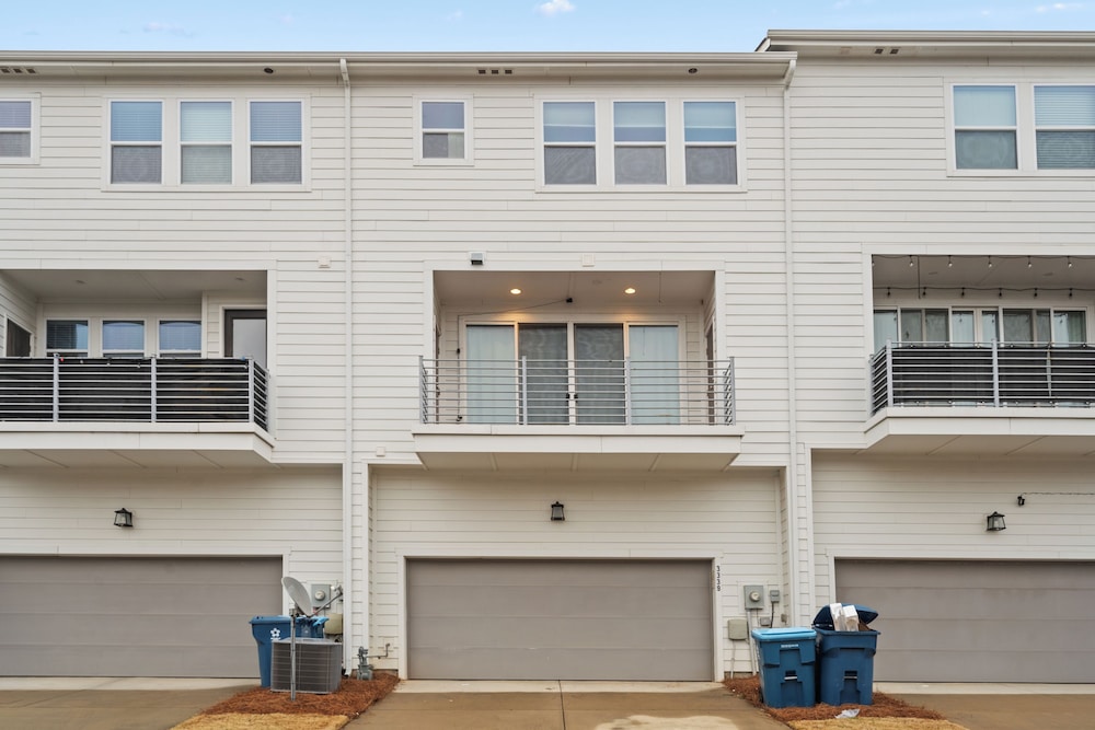 Luxe 3BR Townhouse in Camp North End