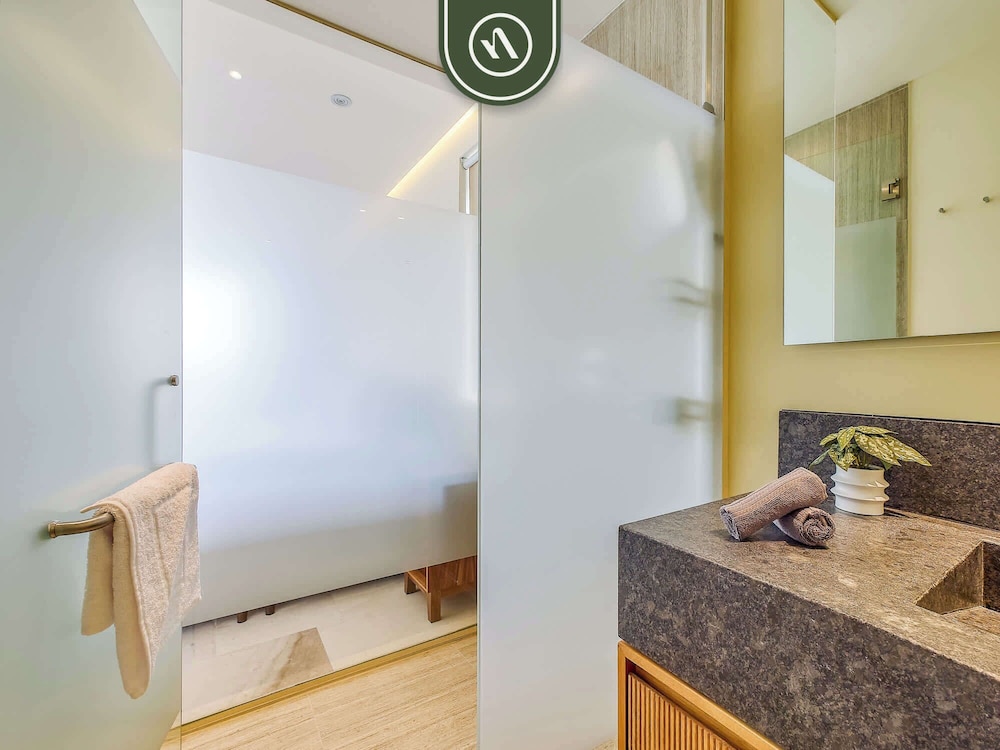 Luxury Condo With Canal View - Near Beach