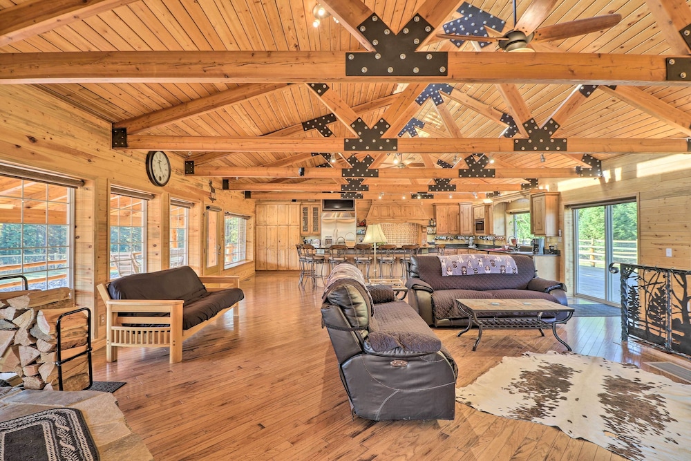 Stunning Montana Retreat: Hot Tub, On-site Hiking!