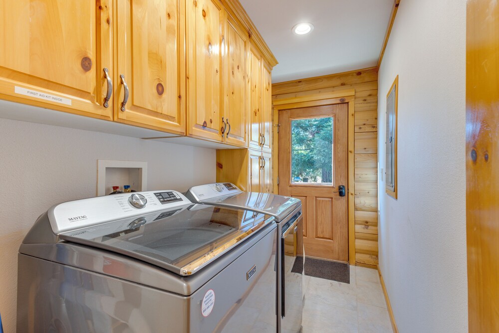 33 Mi to Yosemite NP: Custom Log Home w/ Deck!