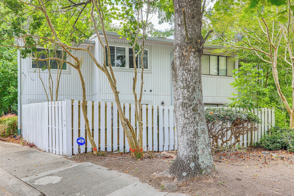 Steps to Park: Dog-friendly Condo in Conyers!