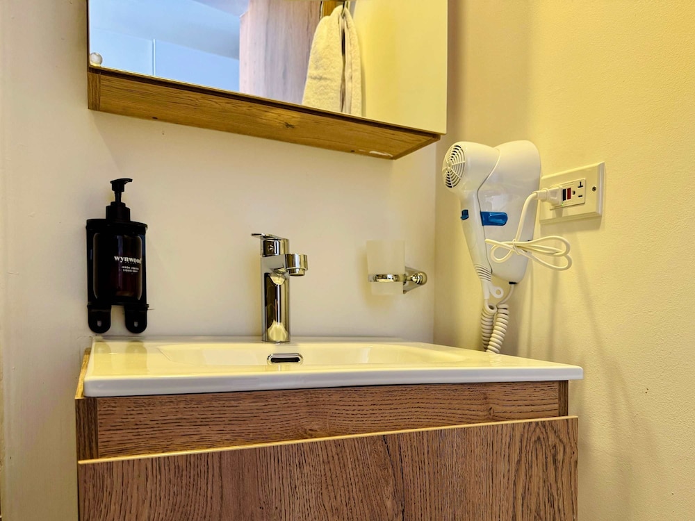 w Radiant 1BR in Santa Barbara
