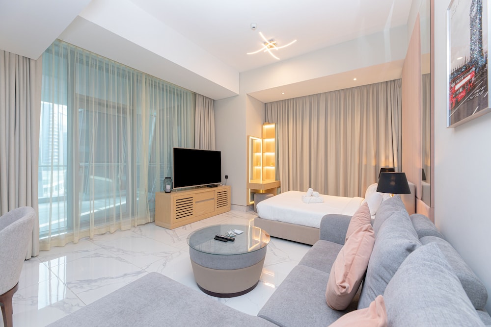 SIMPLY COMFORT Urban Chic Suites in J One Tower City & Canal Views