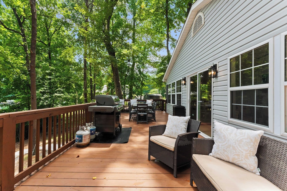 Lake Days by Avantstay Hot Tub + Firepit + Game Room & Private Dock Access