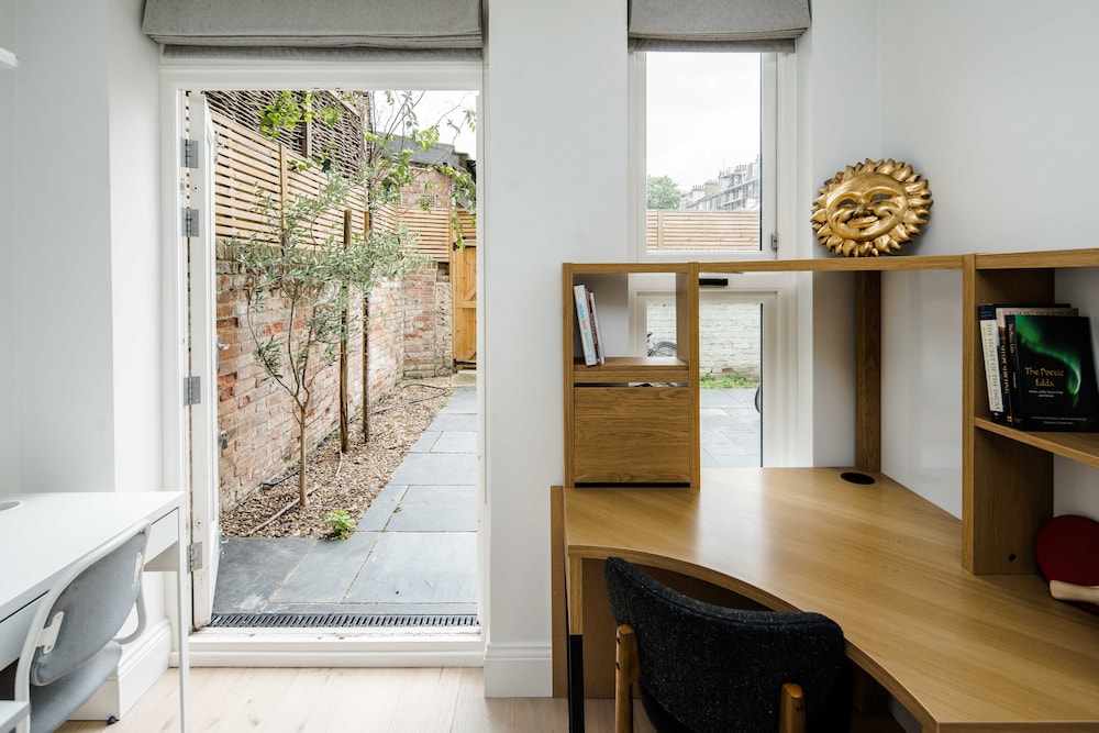 Stylish 2 Bedroom / 2 Bath In Notting Hill