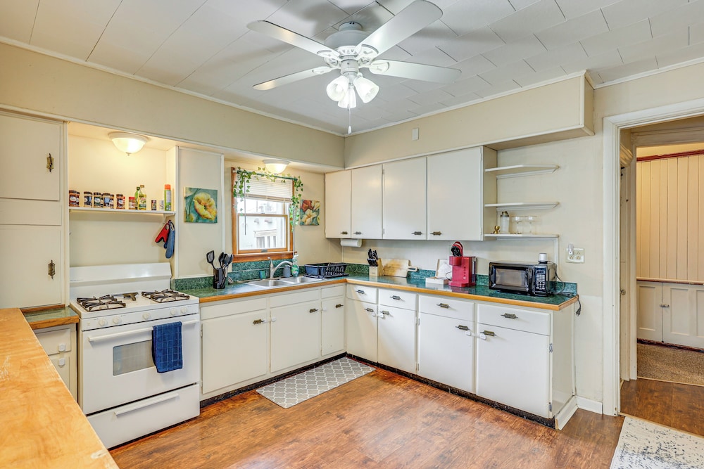 Walk to Medina Public Square: 1880 Historic Home