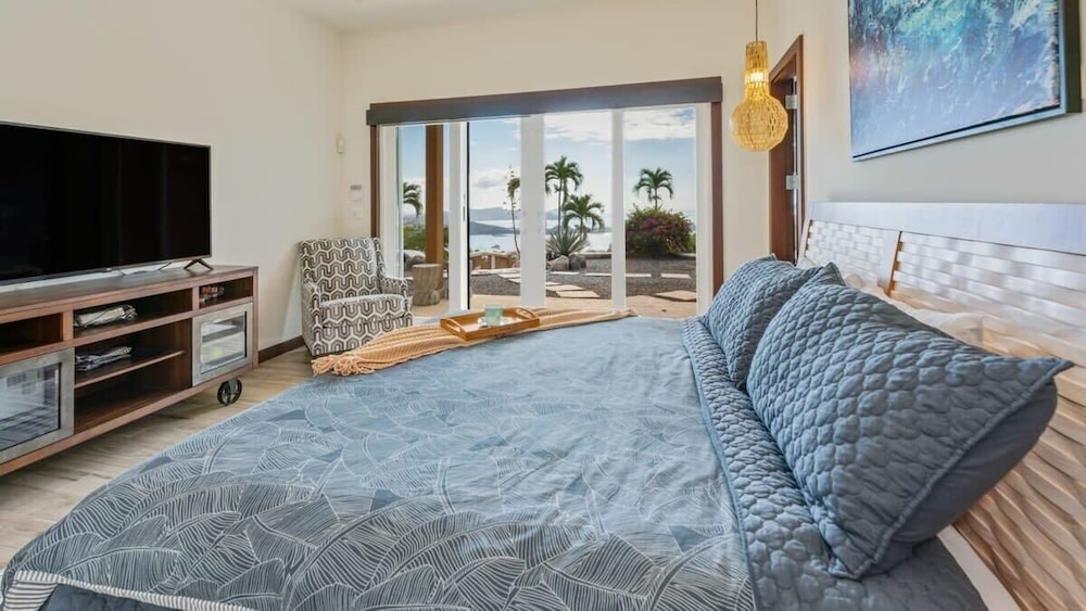 Stunning Mountaintop Property with Stylish Main Home, Private Guesthouse & Infinity Pool