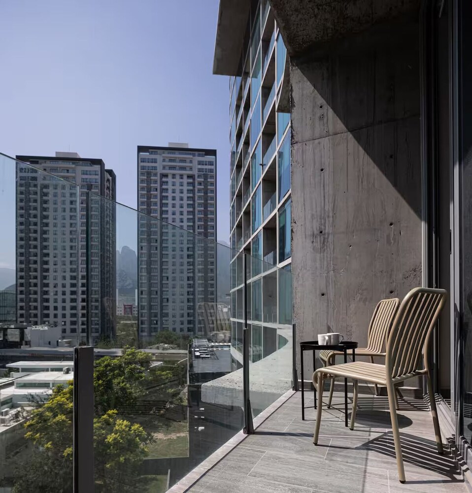 Modern Apts w Pool & Mountain View