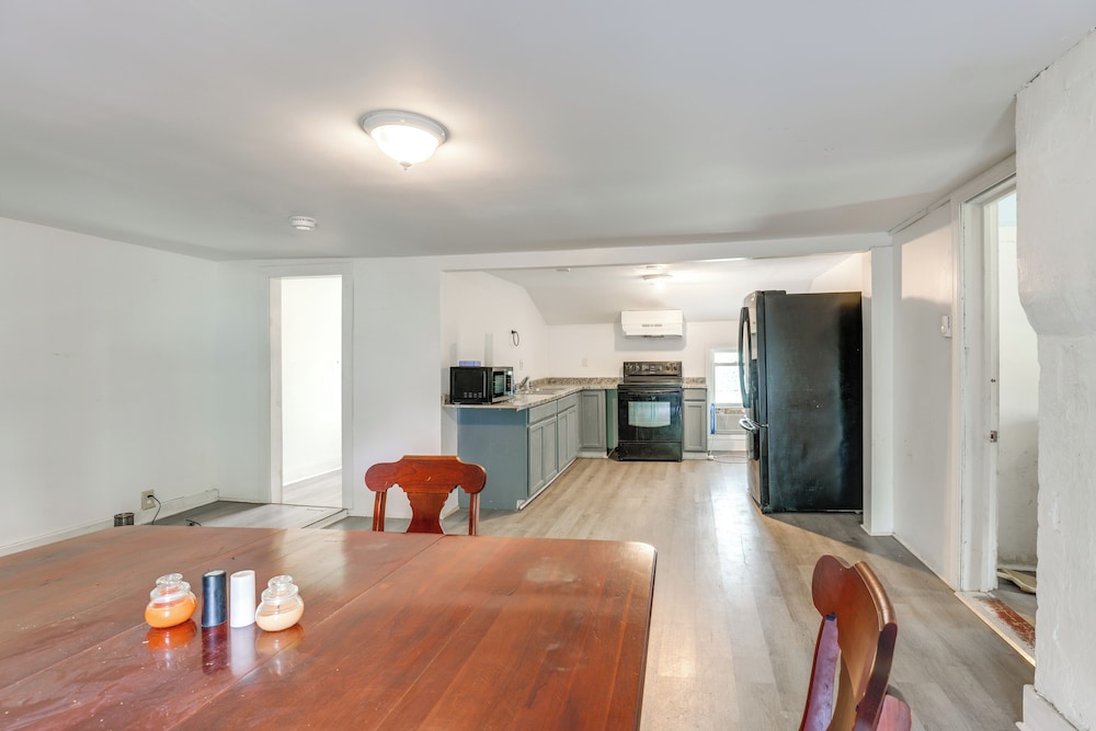8 Mi to Keuka Lake: Walkable Apartment in Bath