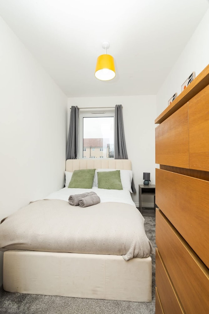 3 Bedroom House-private Parking