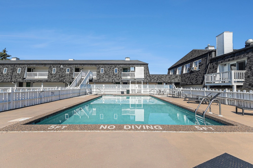 Snyder's Shoreline Inn