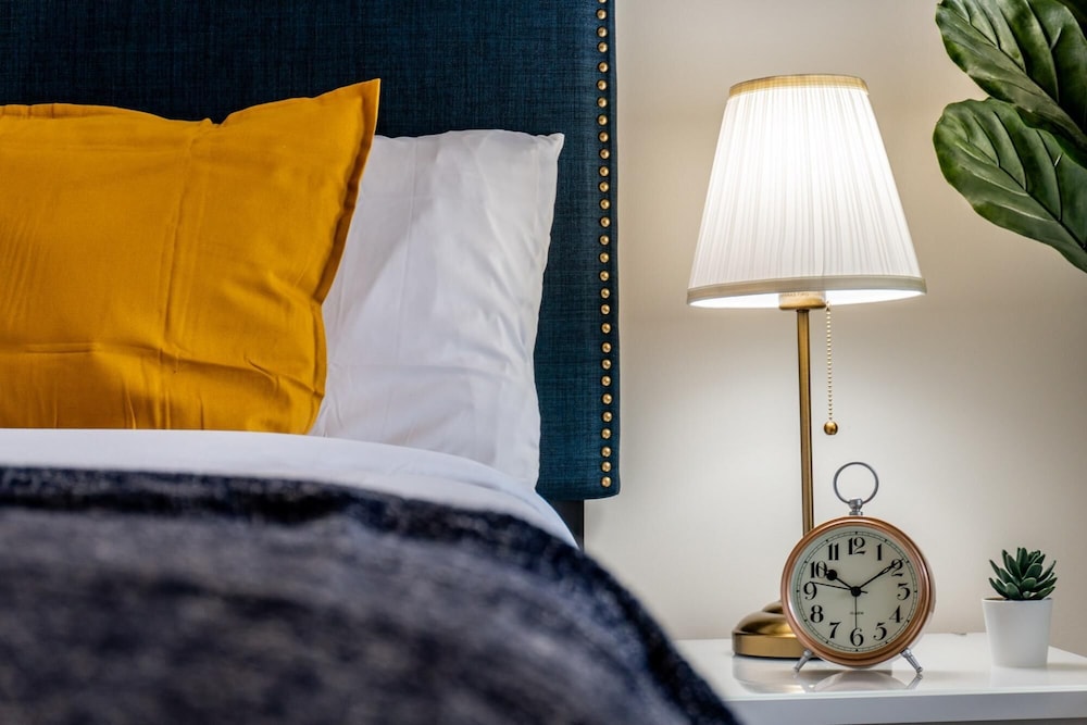 Cozy Downtown Loft Rooftop Patio BBQ Gym Coffee - Image 2