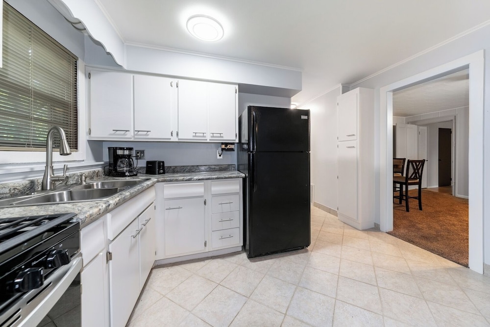 Spacious 3BR House With Firepit & Grill, Near Beach