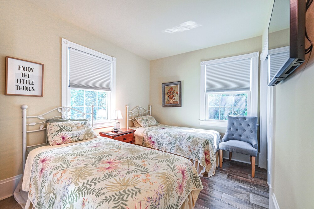 1 Block to Beach - Home w/ Pool in Old Naples!