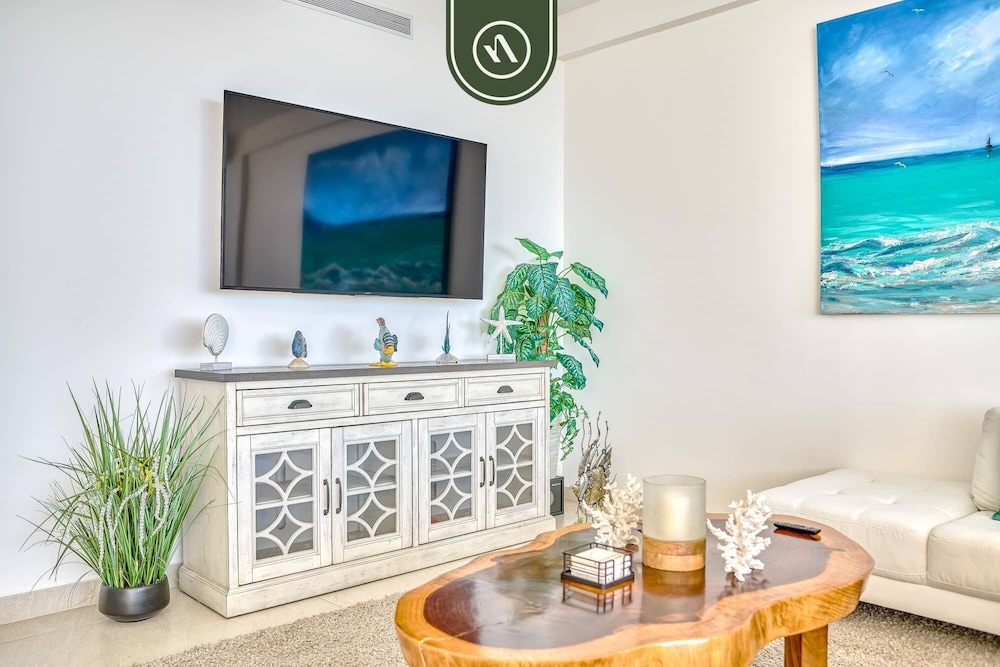 Oceanview Luxury Condo - Private Beach - Rooftpop
