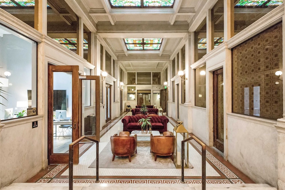 Stylish 2br/2ba At HWH by Oneluxstay