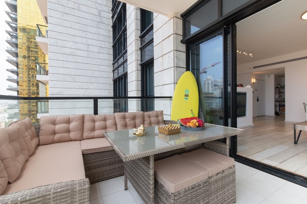 3 BR SeaFront APT Prestigious Tower
