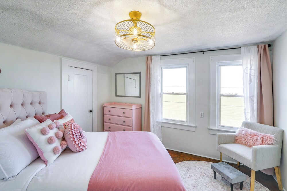 5 Mi to Marion Reservoir: Wizard of Oz-themed Home