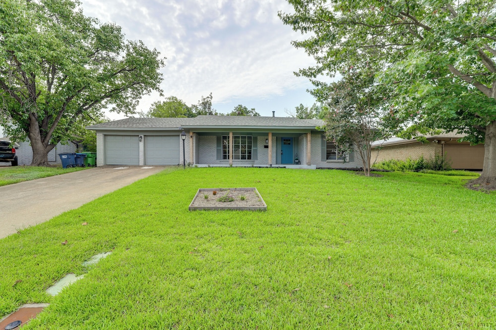 Near Shops & Eats: Commuter-friendly Fwtx Home