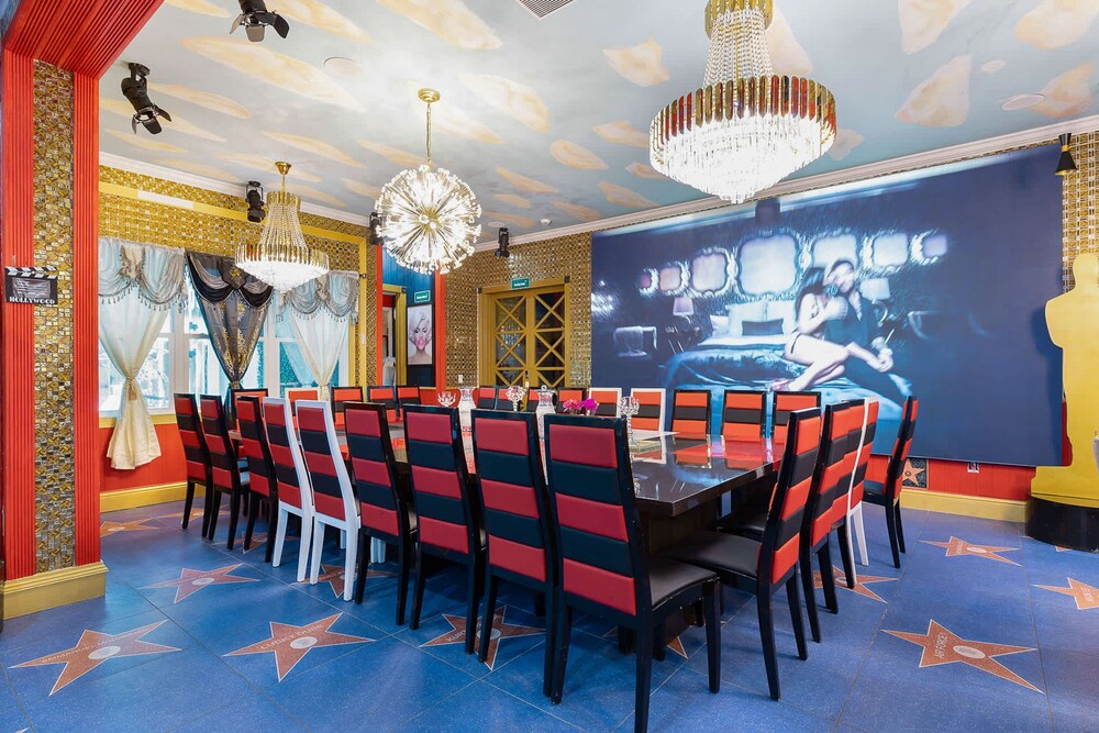Ultimate Hollywood Themed Mansion for Big Groups