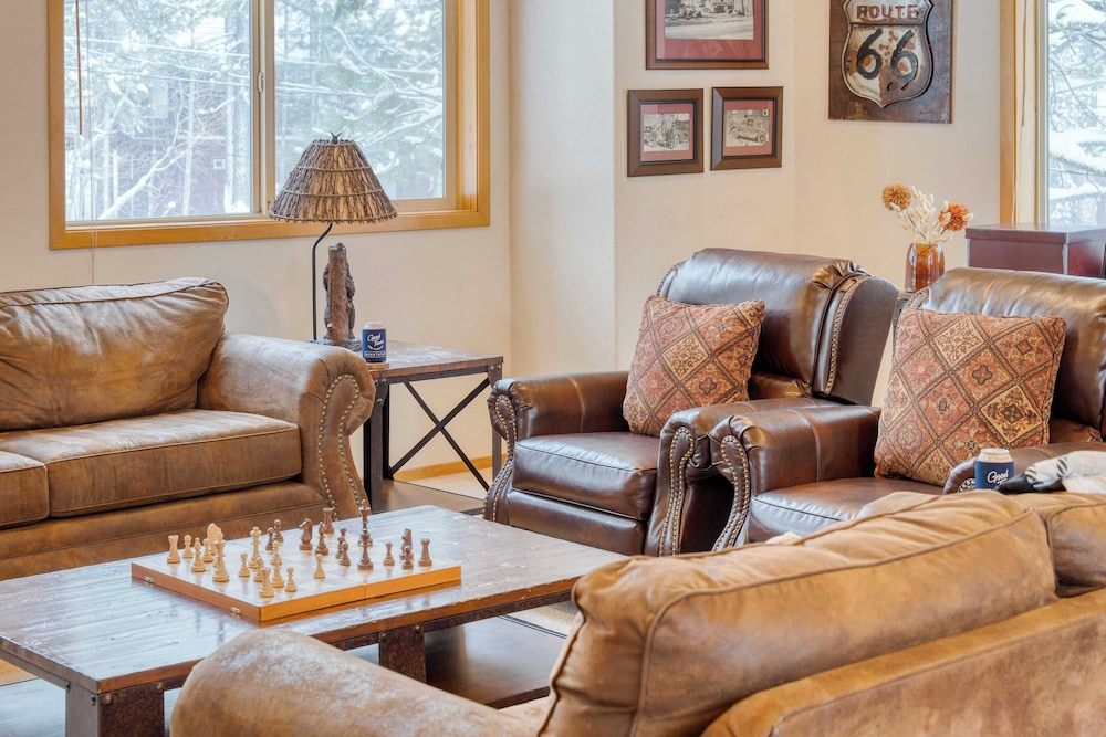 Cabin Retreat w/ Hot Tub & Fireplace - Near Northstar and Downtown Truckee