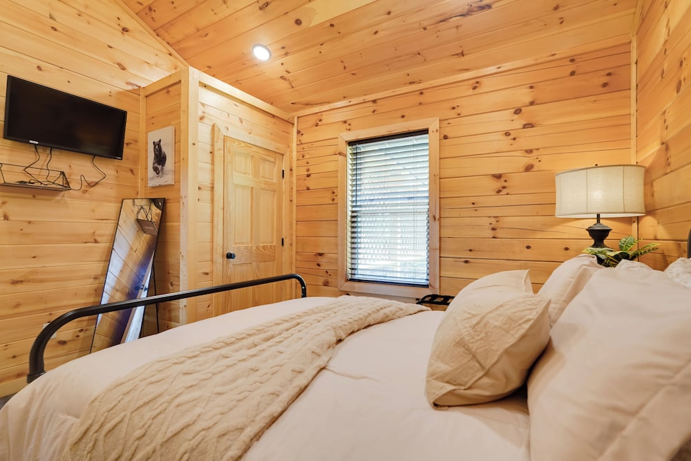 1 Mi to Douglas Lake: Blissful Escape w/ Hot Tub!