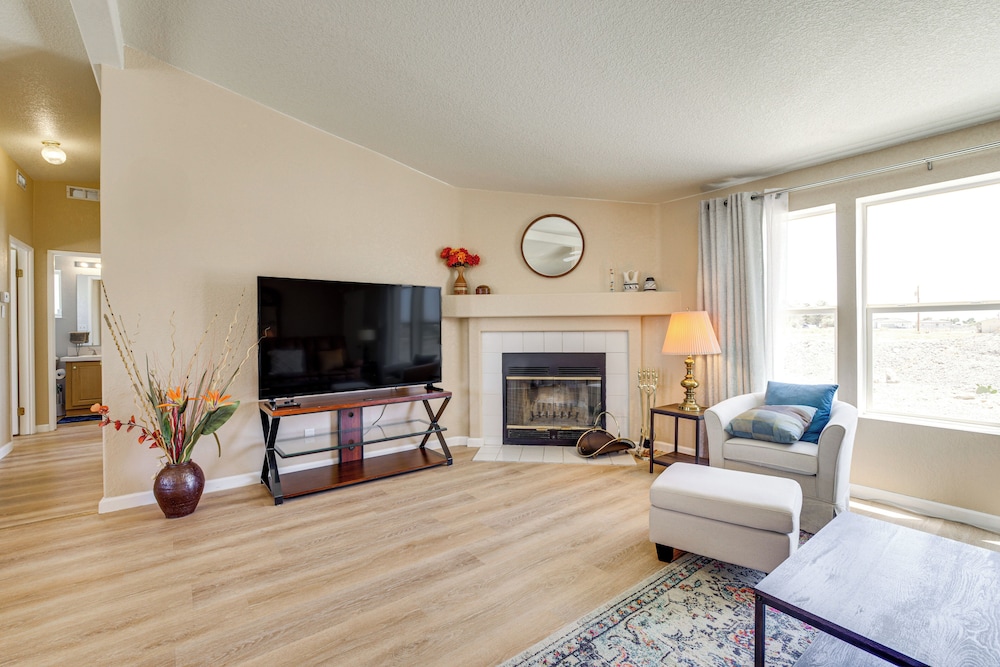 6 Mi to Downtown Pahrump: Scenic Desert Retreat