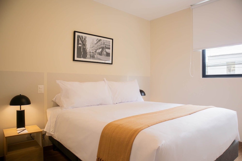 w Chic 1BR Apartment w Scenic Balcony in Central Miraflores
