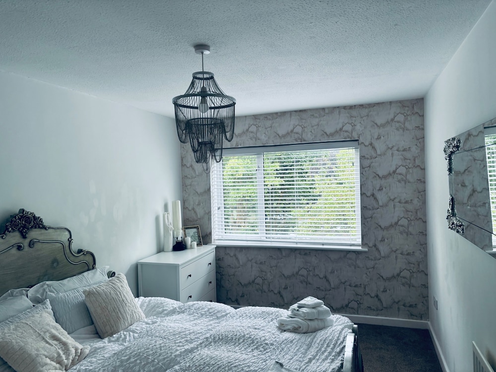 House - Sleeps 6, Hot-tub & Free Parking