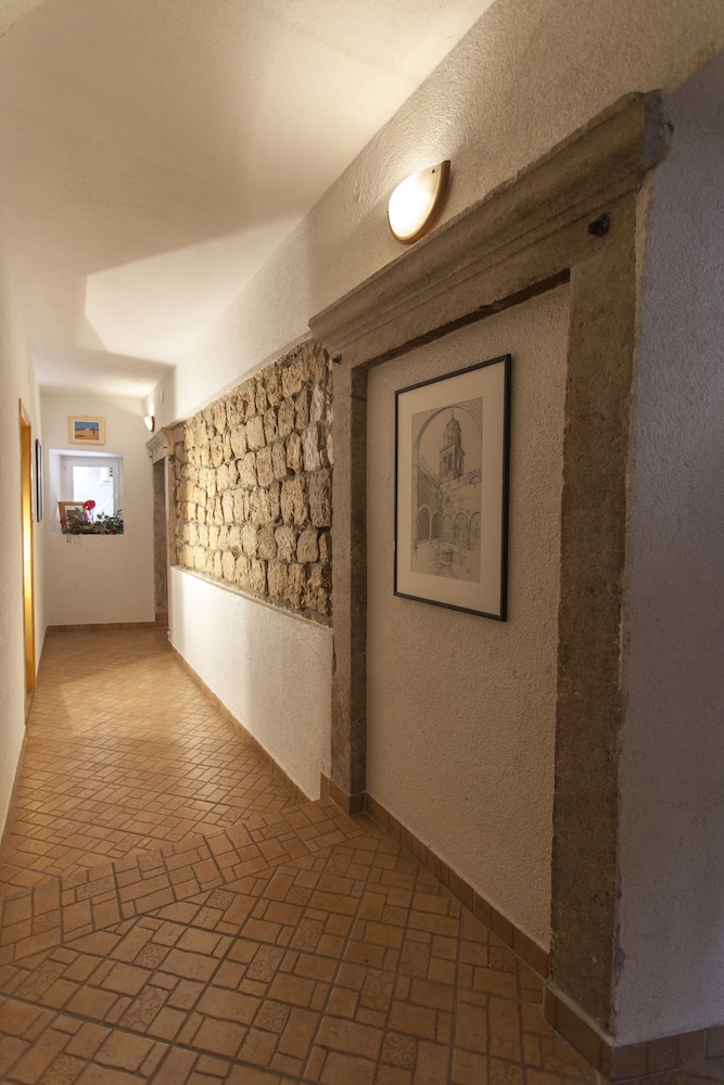 Guest House Floreus Cres