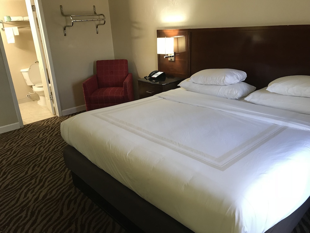 Hometown Inn & Suites