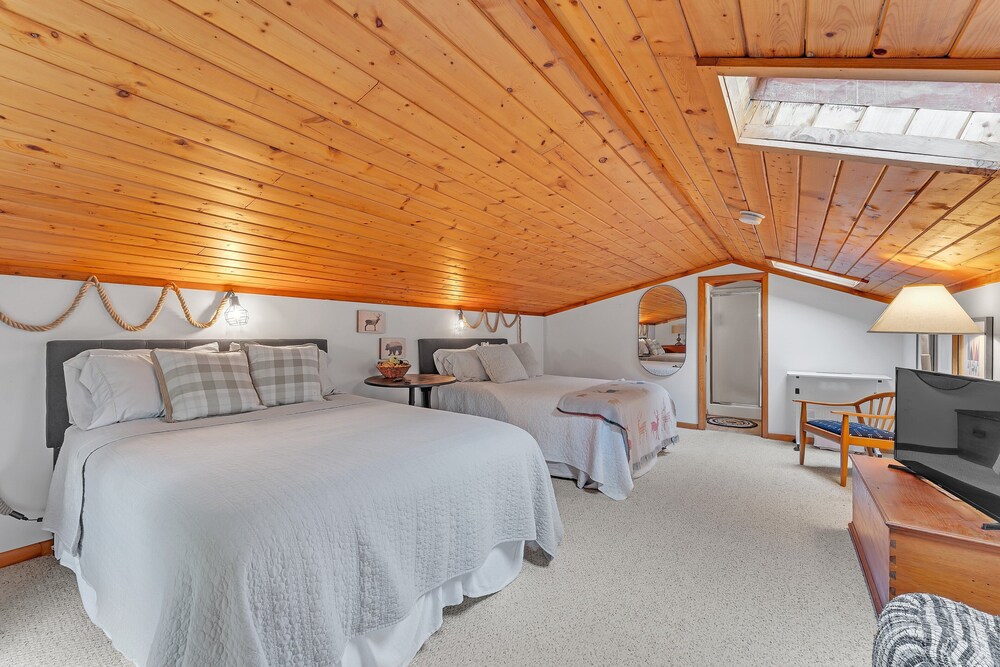 Modern Mountain Retreat Near Dolly Sods & Skiing 3 Bedroom Home