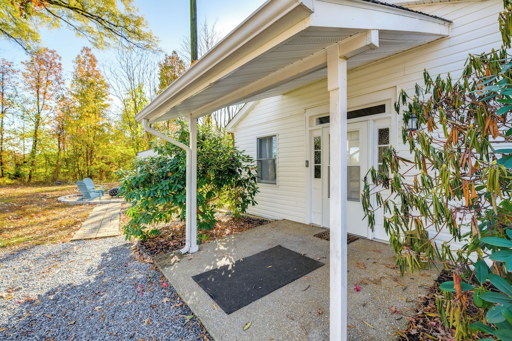 9 Mi to Colonial Beach: Charming Cottage w/ Yard!