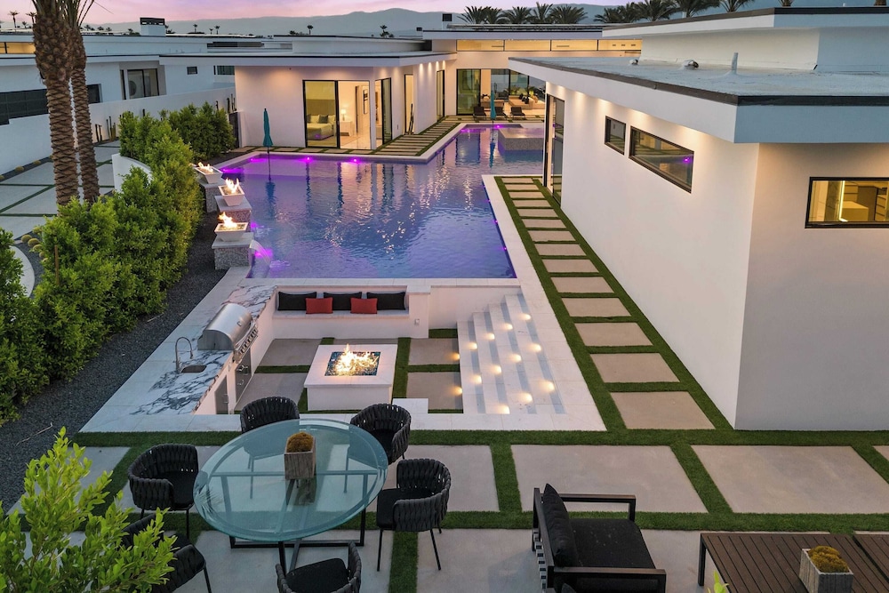 Sleeps 23 Pool, Hot Tub & Putting Green Minutes to Golf & Dining Bravo Villa #7 by Avantstay