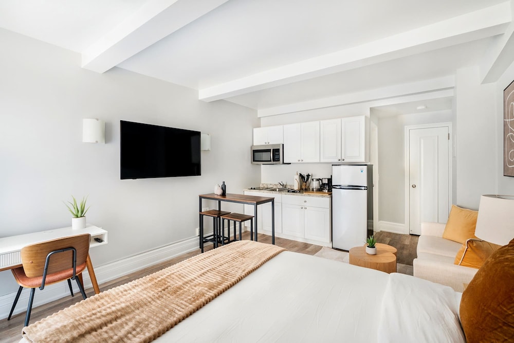 73-410 Luxury 24 DM New Studio UWS Gym Laundry