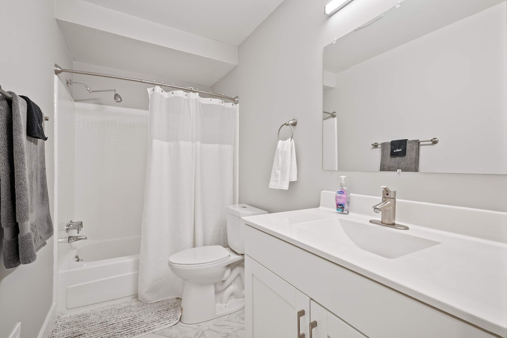 2-bedroom Spacious Stay