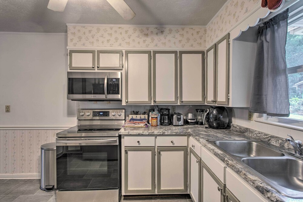 Cozy Waycross House w/ Yard & Screened Patio! view 2