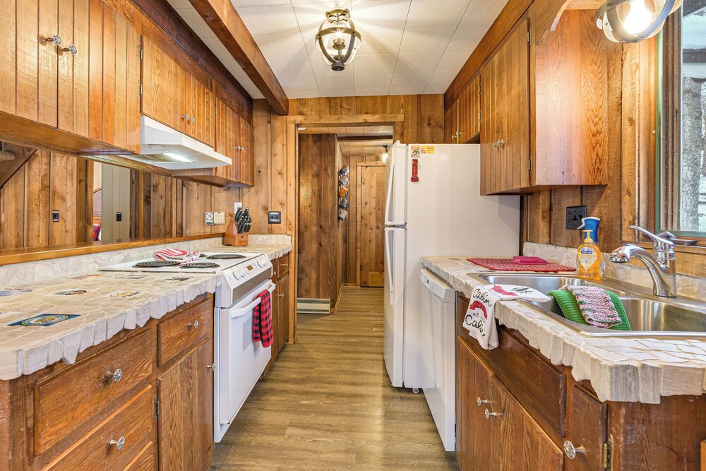 2 Mi to Schuss Mountain: Cozy Cabin w/ Deck